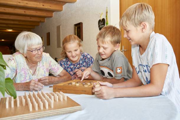 Zusammen spielen im Alters- und Pflegeheim Hohgantblick, Schangnau.
